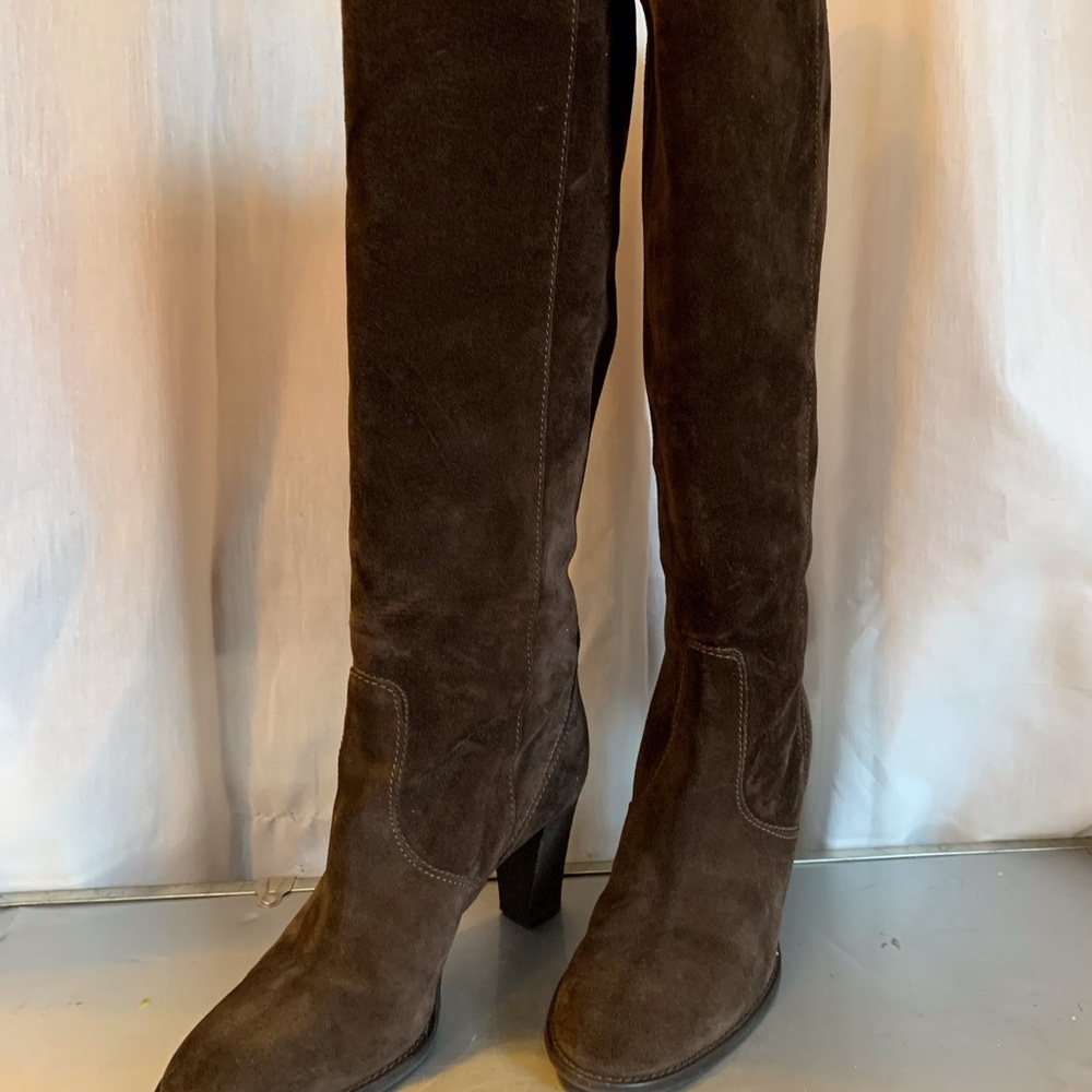 Beautiful brown suede boots